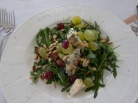 Giftgrüner Salat mit erschreckend bläulich-bleichem Edelschimmelkäse an brutal aufgeschlitzten Trauben