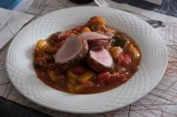 gnadenlos verschnürtes Schweinefilet an zerstückeltem Ratatouille